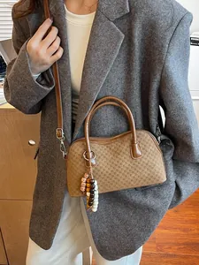 Sac Boston marron à carreaux chic avec poignées et pendentif décoratif en perles