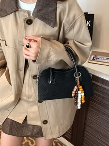 Sac baguette chic tissé noir avec une breloque en perles colorées pour femmes