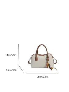 Sac baguette tissé minimaliste avec breloque perlée et dimensions 25x14x8,5 cm