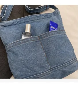 Détail du sac en denim montrant deux poches plaquées pratiques pour le rangement