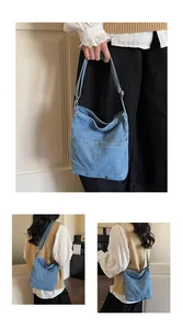 Détails du sac hobo en jean bleu clair avec deux poches avant et une bandoulière ajustable