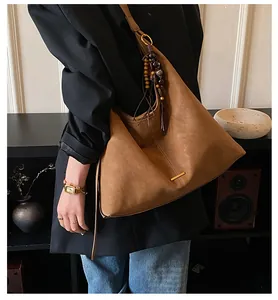 Bruine faux suède shopper met verticale stiksels en retro houten kralenhanger
