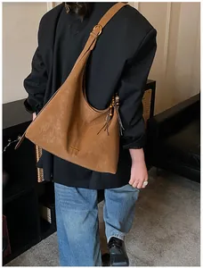 Borsa tote vintage in pelle scamosciata marrone con nappe in legno e fibbia dorata