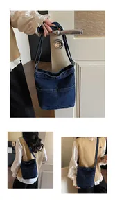 Détail du sac seau en denim bleu avec poches avant et bandoulière réglable pour femme