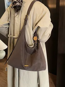Borsa hobo vintage marrone da donna con ciondolo floreale e tracolla regolabile in pelle