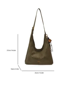 Borsa hobo retrò verde scuro in pelle opaca con nappa a quadrifoglio e dimensioni