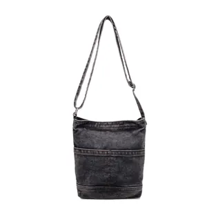 Sac seau rétro en denim gris avec bandoulière réglable et plusieurs poches avant