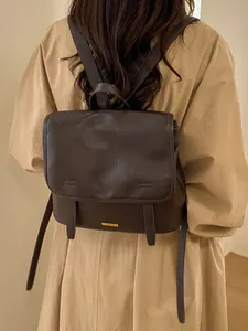Zaino vintage in pelle PU marrone scuro da donna con patta e targhetta in metallo