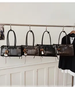 Détail de sacs cabas vintage avec pendentifs cœur léopard et boucles métalliques chic
