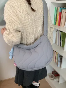 Borsa tote trapuntata grigia da donna con motivo a onde e comoda tracolla regolabile