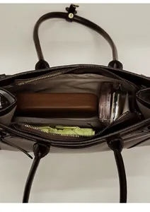 Vue intérieure montrant la grande capacité et les poches de ce cabas marron vintage