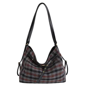 Klassische große karierte Hobo-Schultertasche mit Lederbesatz und Goldmetallschnallen