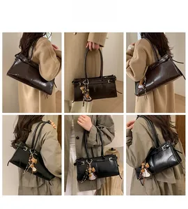 Détails d'un cabas vintage noir et marron avec breloques pompon imprimé léopard stylé