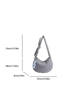 Borsa tote trapuntata grigia a mezzaluna con tracolla annodata e ciondolo blu