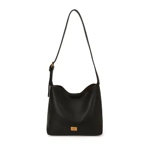 Sac fourre-tout classique en cuir noir texturé avec bandoulière réglable sur fond blanc