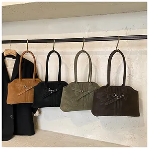 Détail des sacs cabas rétro en quatre couleurs avec texture daim mat et anneaux métalliques