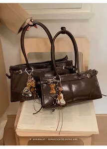 Vue détaillée du set de sacs cabas en cuir marron avec miroir cœur léopard et nœuds