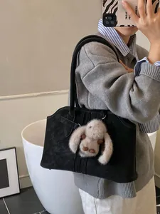 Sac cabas rétro en daim noir avec pendentif lapin en peluche et bandoulière élégante