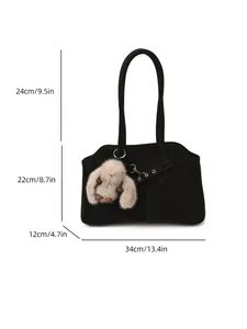 Sac fourre-tout noir minimaliste en texture mate avec un charmant lapin en peluche