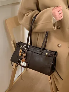 Sac cabas vintage en similicuir marron avec boucle métallique et longues bandoulières