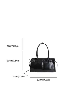 Sac fourre-tout noir brillant rétro avec de longues bretelles et dimensions détaillées