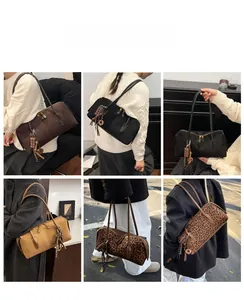 Collage de sacs à bandoulière en daim de différentes couleurs montrant le style de rue