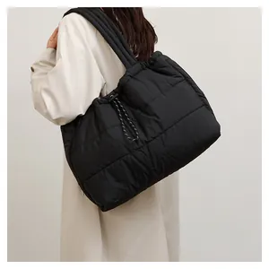 Détail du sac fourre-tout noir rembourré en nylon matelassé avec fermeture à cordon