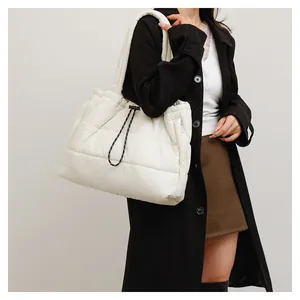 Détail du sac fourre-tout matelassé blanc avec texture rembourrée et cordon de serrage