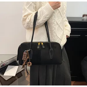 Détails du cabas en daim noir avec double zip doré et pendentif fantaisie au chocolat