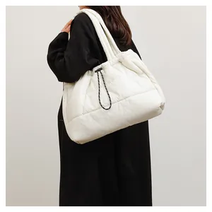 Vue détaillée du grand sac cabas matelassé blanc avec cordon de serrage sur l'épaule