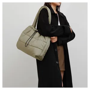 Détail du sac cabas matelassé vert olive avec cordon de serrage décoratif sur le côté