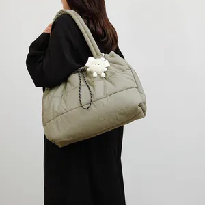 Sac fourre-tout matelassé vert olive avec charme en peluche et cordon tressé