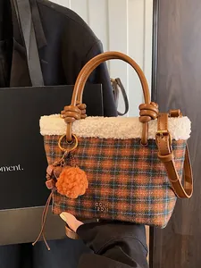 Sac Seau à Carreaux Rétro pour Femmes Avec Bordure en Fausse Laine d'Agneau Patchwork Sac à Main en Cuir PU Sac Bandoulière Fourre-Tout Avec Breloques