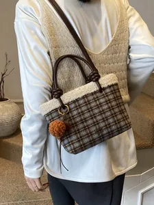 Sac seau à carreaux marron avec bordure en fausse fourrure blanche et breloques