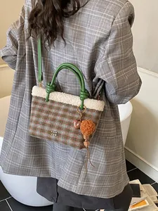 Sac seau vintage à carreaux verts avec bordure en peau lainée et poignée nouée
