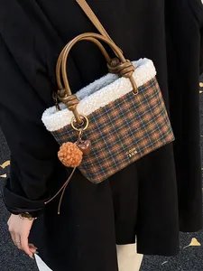 Sac seau à carreaux tendance avec bordure en fausse fourrure et poignée pour l'hiver