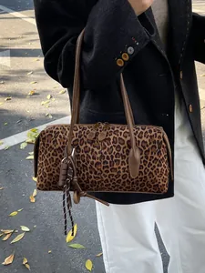 Sac fourre-tout rétro à motif léopard avec zips dorés et fines anses en cuir