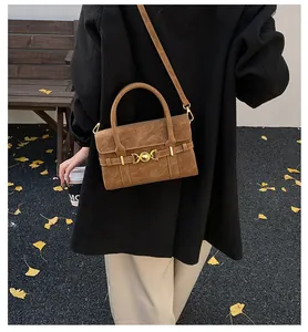 Borsa a mano trapezoidale in pelle opaca marrone scuro con chiusura dorata in stile autunnale