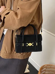 Elegante borsa nera in pelle opaca con fibbia dorata per tracolla e trasporto a mano