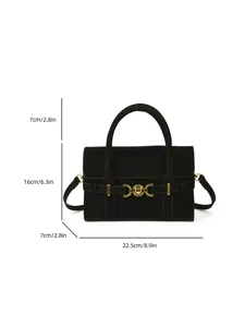 Borsa a mano nera opaca con chiusura a cuore dorata e dimensioni su sfondo bianco