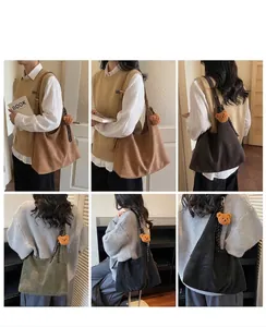 Detailansicht der großen Tote Bags in vier Farben mit Plüschbär-Anhänger