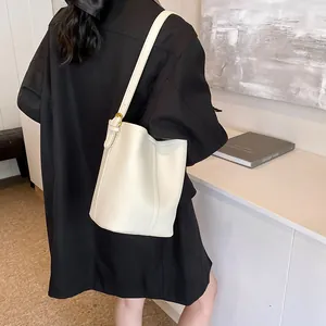 Sac seau chic en cuir beige à motif litchi avec boucle en métal doré pour le quotidien