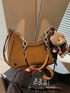 Vintage PU Leder Hobo Umhängetasche Für Damen Kleine Halbmond Tasche Mit Kettendekor Und Plüschbär Anhänger Alltag Streetwear Handtasche