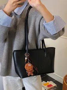 Grande borsa tote in pelle PU nera con un ciondolo di peluche per il pendolare quotidiano