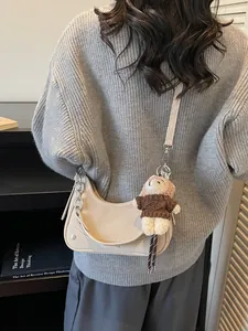 Beige halbmondförmige Umhängetasche im Retro-Stil mit Silberkette und Bärenanhänger