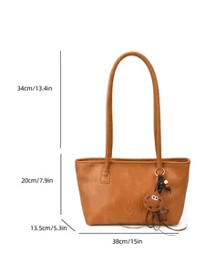 Grande borsa tote marrone in pelle testurizzata con ciondolo in peluche e manici