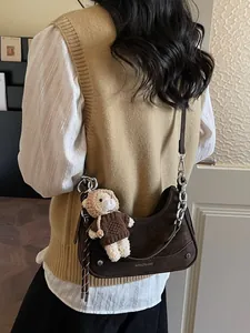 Retro dunkelbraune Hobo Schultertasche mit Kettenriemen und Bärenanhänger für Damen