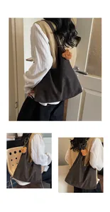 Detailweergave van koffiebruine tote bag met matte textuur en schattige pluche beer hanger