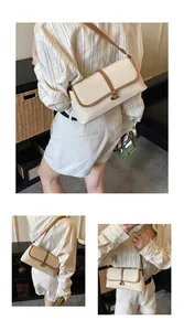 Détail du sac baguette en cuir grainé beige avec bordure marron et boucle en C dorée