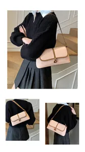 Détail du sac baguette rose avec cuir texturé et fermoir à boucle en métal doré en G